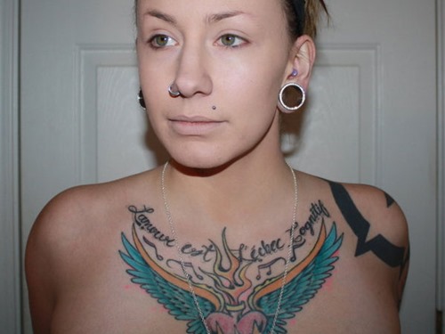 tatuajes en el pecho pectoral para mujeres9